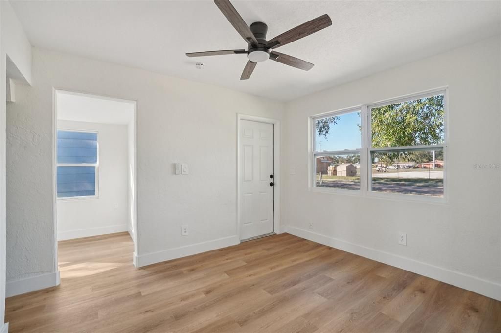 待售: $240,000 (2 贝兹, 1 浴室, 640 平方英尺)