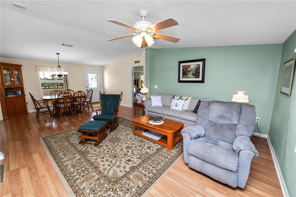 待售: $240,000 (2 贝兹, 2 浴室, 1242 平方英尺)