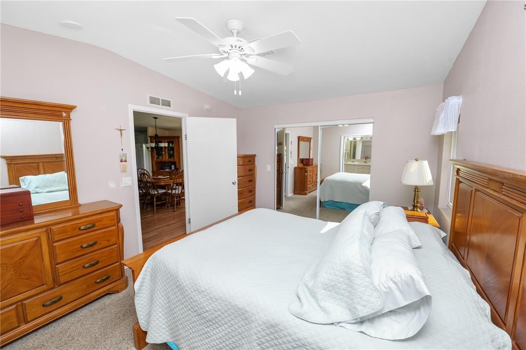 待售: $240,000 (2 贝兹, 2 浴室, 1242 平方英尺)