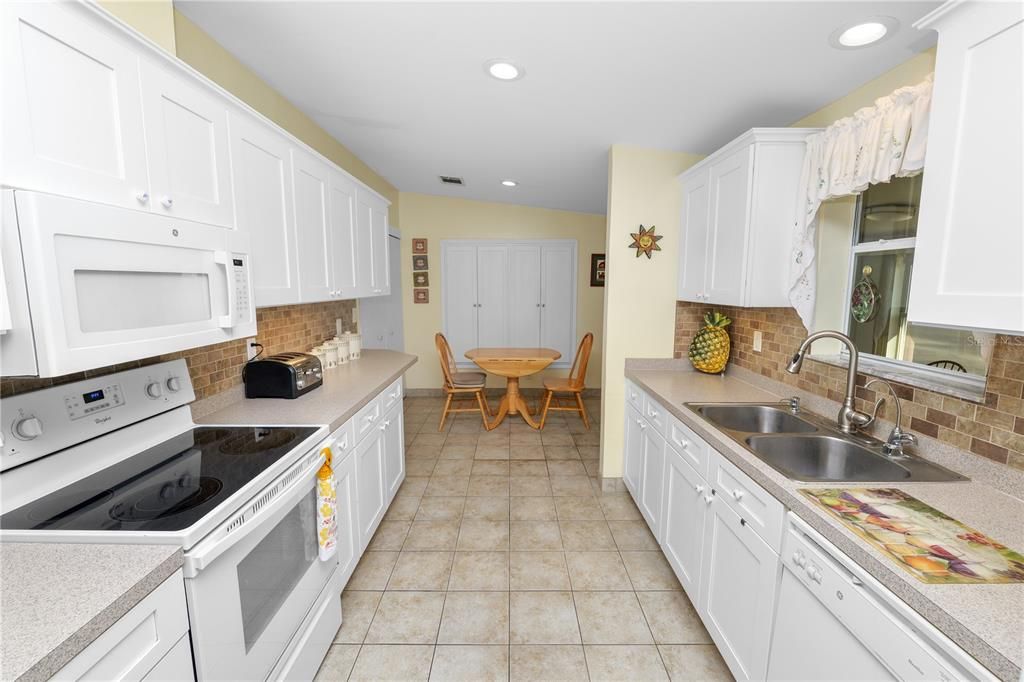 待售: $240,000 (2 贝兹, 2 浴室, 1242 平方英尺)