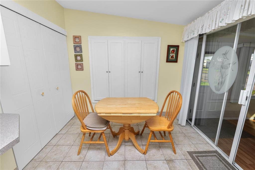 待售: $240,000 (2 贝兹, 2 浴室, 1242 平方英尺)