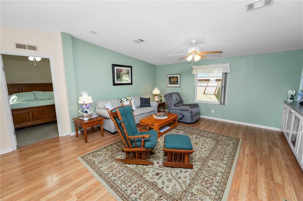 待售: $240,000 (2 贝兹, 2 浴室, 1242 平方英尺)