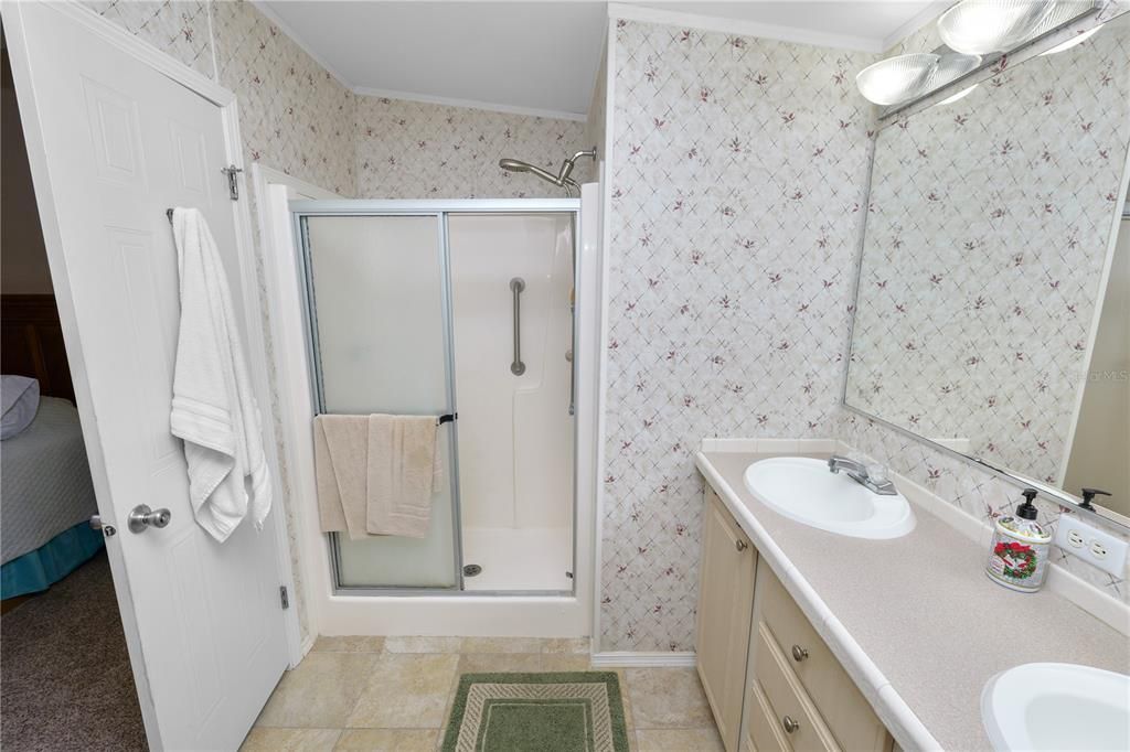 待售: $240,000 (2 贝兹, 2 浴室, 1242 平方英尺)