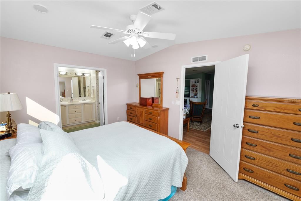 待售: $240,000 (2 贝兹, 2 浴室, 1242 平方英尺)