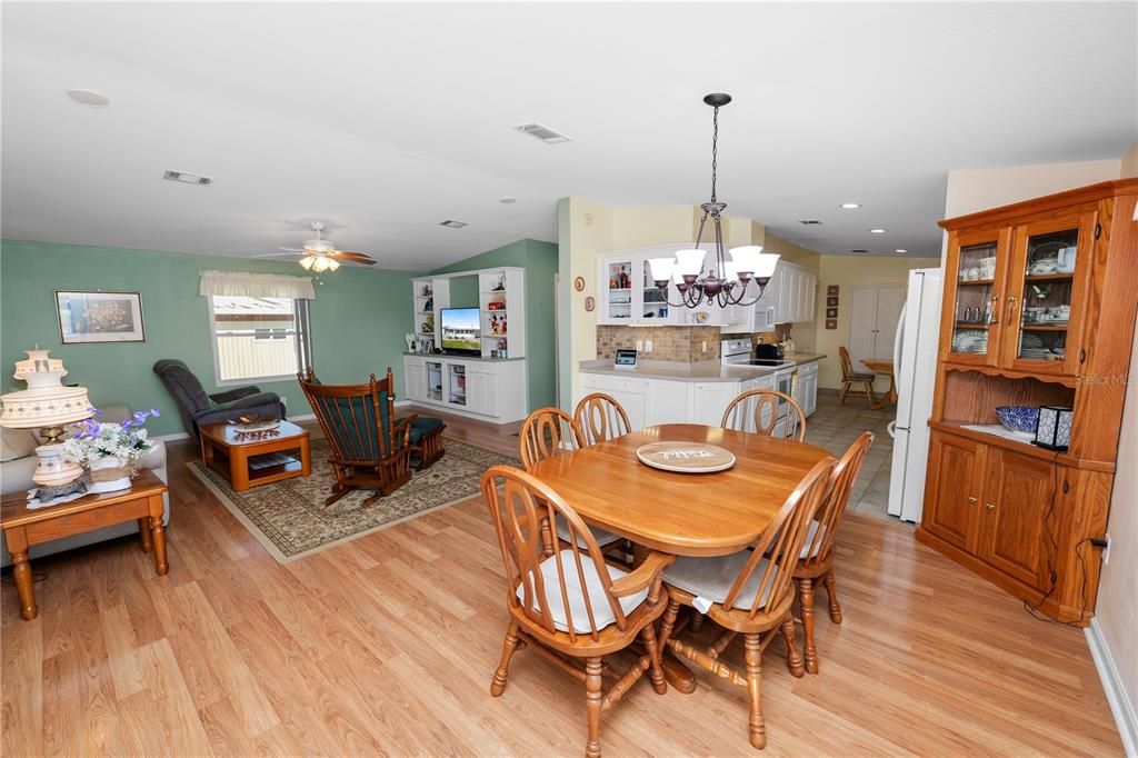 待售: $240,000 (2 贝兹, 2 浴室, 1242 平方英尺)