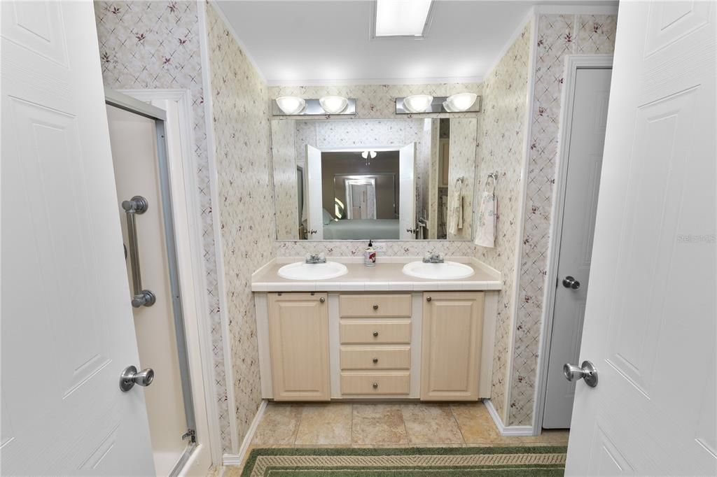 待售: $240,000 (2 贝兹, 2 浴室, 1242 平方英尺)