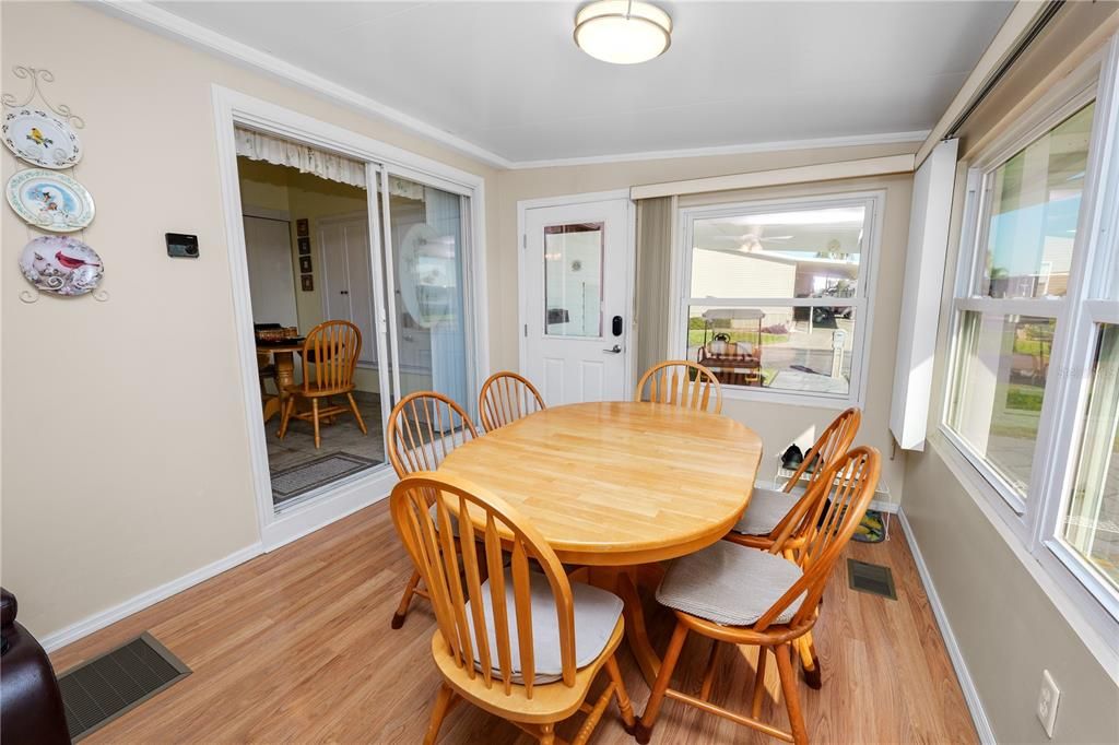 待售: $240,000 (2 贝兹, 2 浴室, 1242 平方英尺)