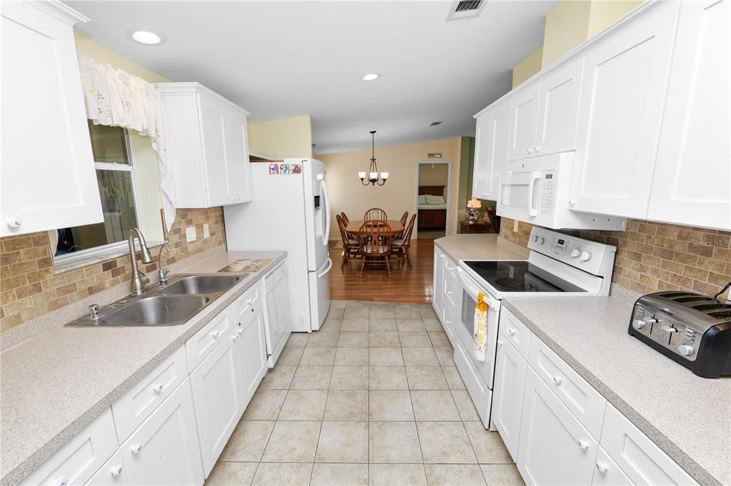 待售: $240,000 (2 贝兹, 2 浴室, 1242 平方英尺)