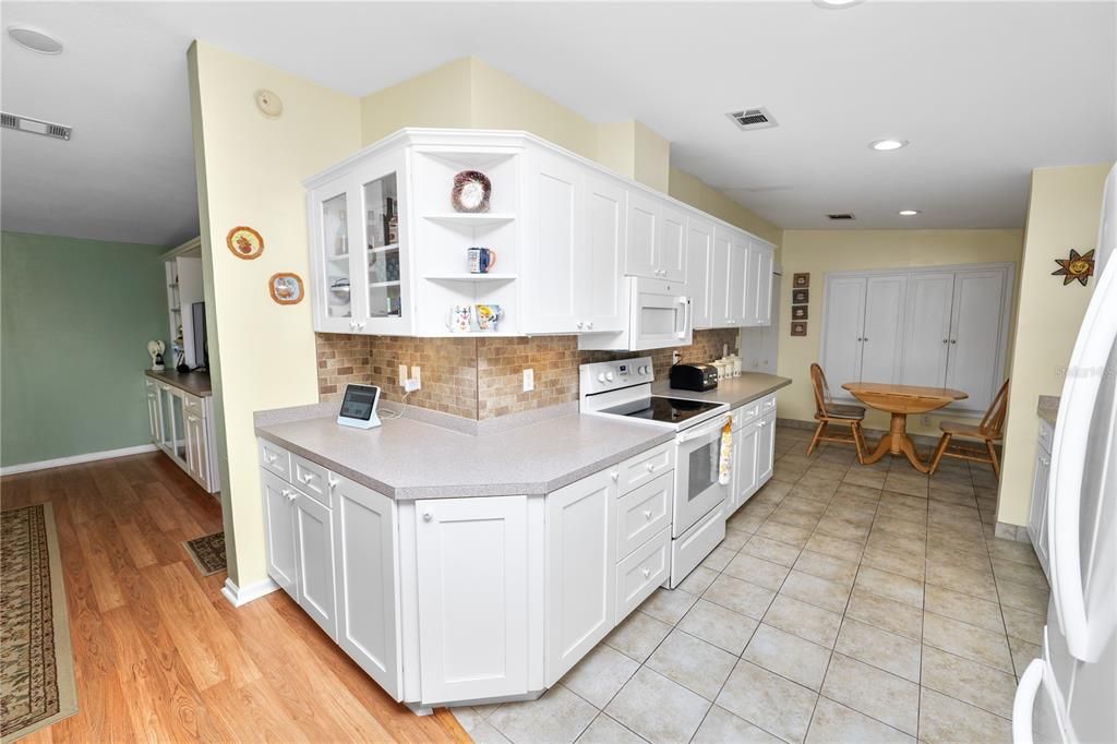 待售: $240,000 (2 贝兹, 2 浴室, 1242 平方英尺)