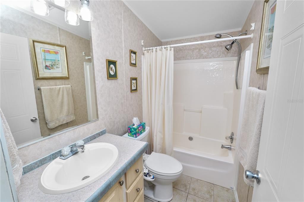 待售: $240,000 (2 贝兹, 2 浴室, 1242 平方英尺)