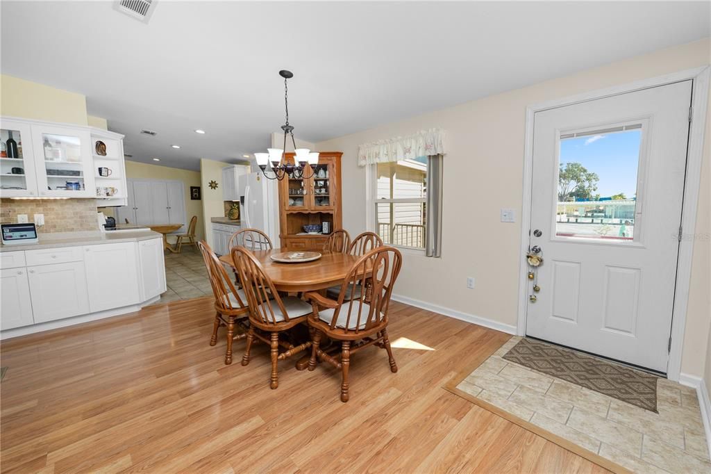 待售: $240,000 (2 贝兹, 2 浴室, 1242 平方英尺)