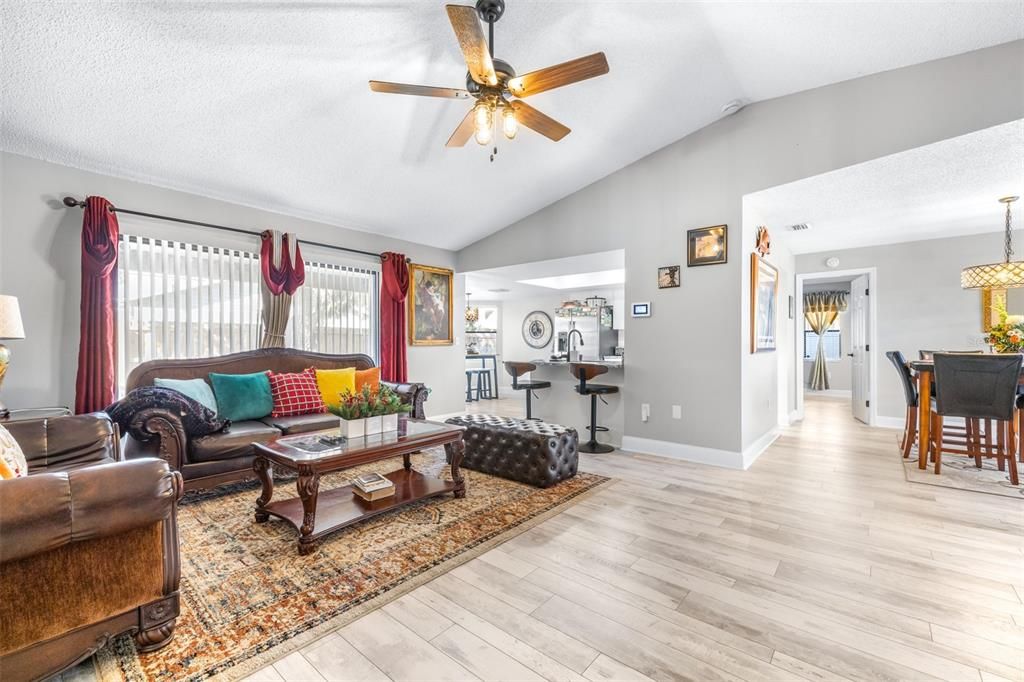 На продажу: $365,000 (3 спален, 2 ванн, 1594 Квадратных фут)