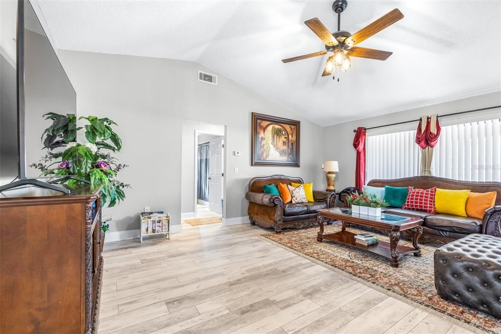 На продажу: $365,000 (3 спален, 2 ванн, 1594 Квадратных фут)