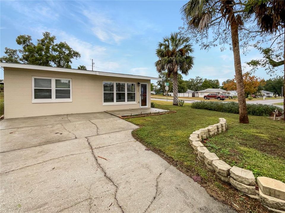 На продажу: $231,000 (2 спален, 1 ванн, 752 Квадратных фут)