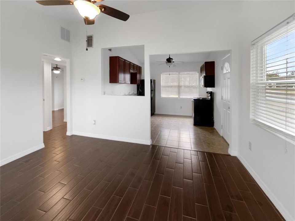 На продажу: $231,000 (2 спален, 1 ванн, 752 Квадратных фут)