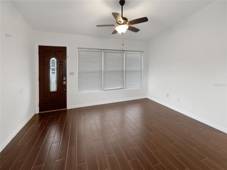 На продажу: $231,000 (2 спален, 1 ванн, 752 Квадратных фут)