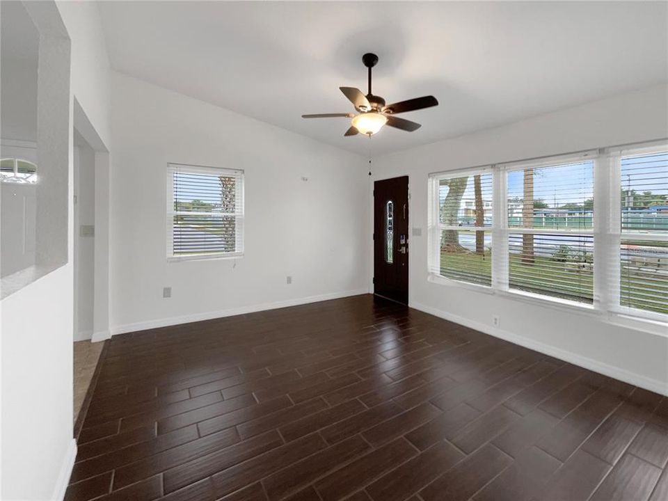 На продажу: $231,000 (2 спален, 1 ванн, 752 Квадратных фут)