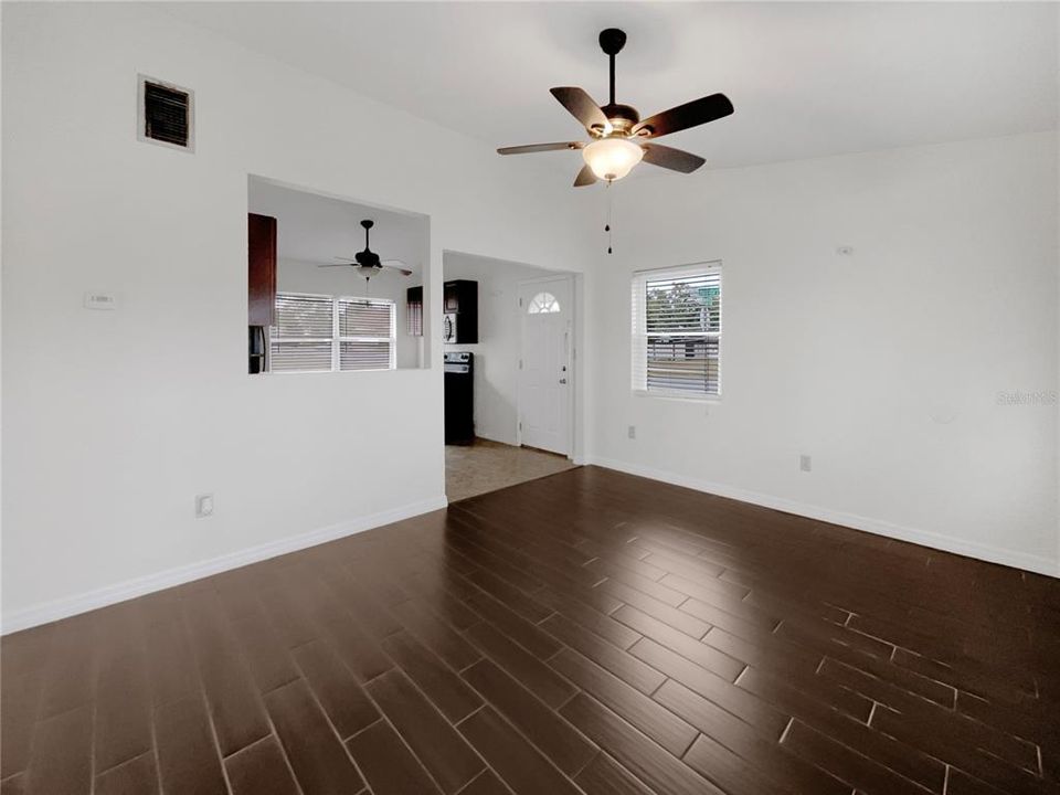 На продажу: $231,000 (2 спален, 1 ванн, 752 Квадратных фут)