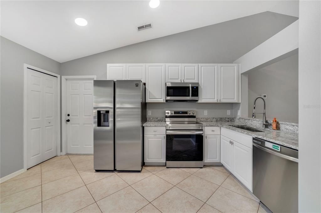 For Rent: $2,200 (3 beds, 2 baths, 1303 Square Feet)