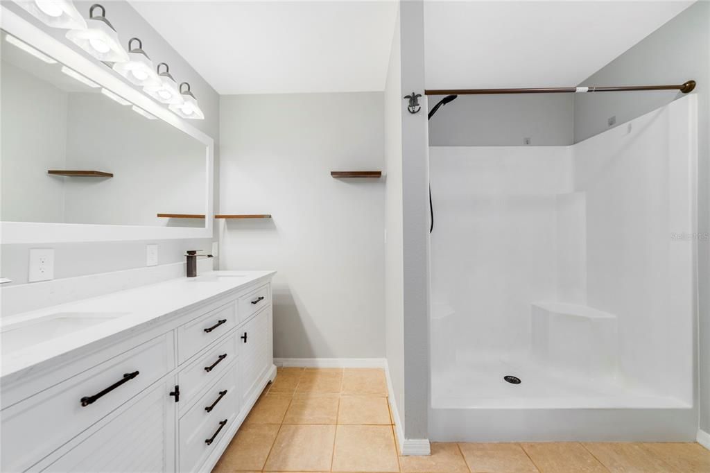 For Rent: $2,200 (3 beds, 2 baths, 1303 Square Feet)