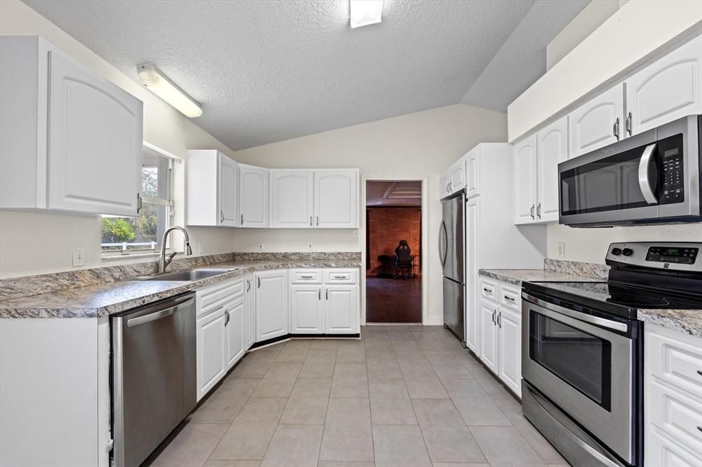 For Sale: $295,000 (3 beds, 2 baths, 1469 Square Feet)