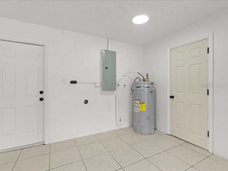 For Sale: $189,900 (2 beds, 1 baths, 908 Square Feet)