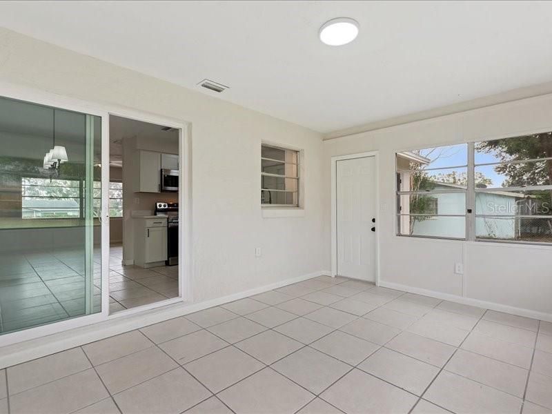 For Sale: $189,900 (2 beds, 1 baths, 908 Square Feet)