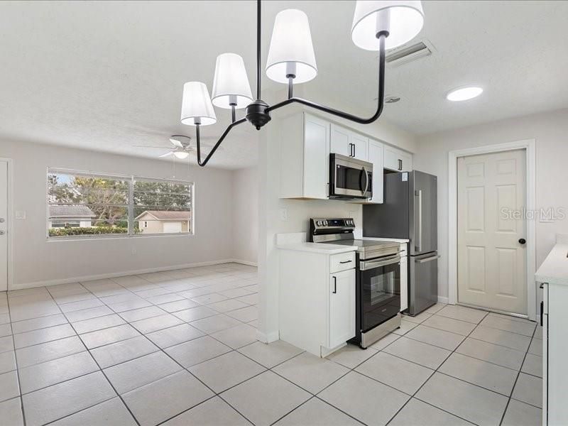 For Sale: $189,900 (2 beds, 1 baths, 908 Square Feet)