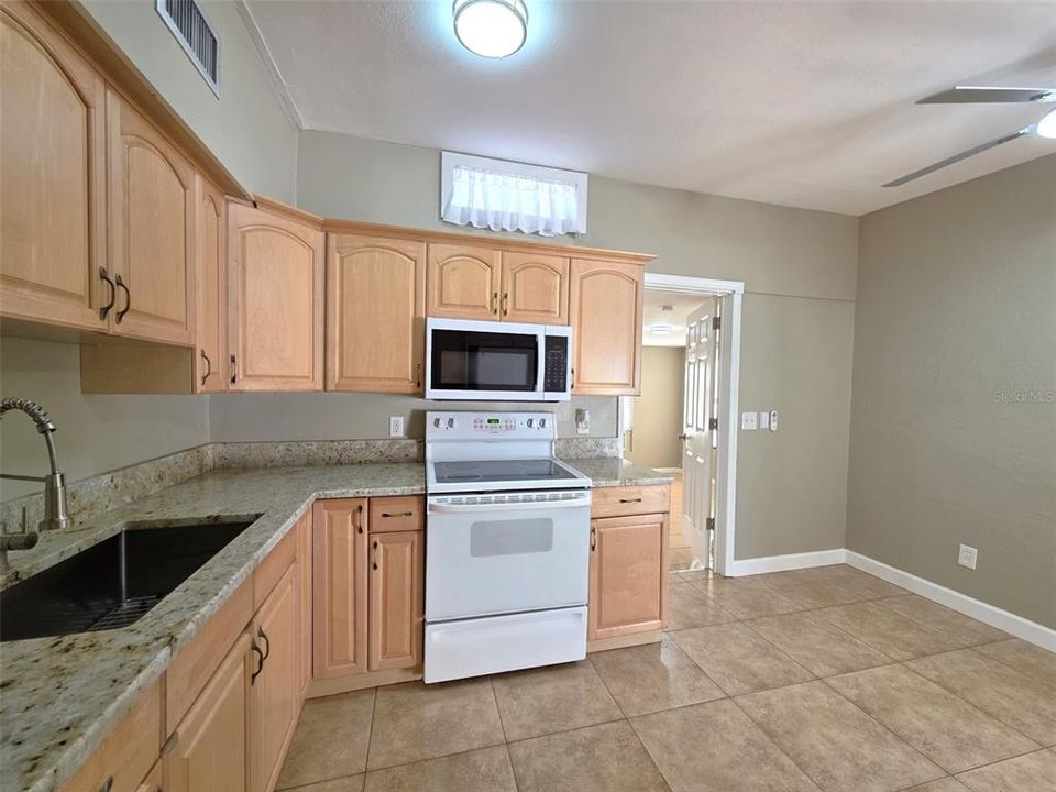 待售: $295,000 (3 贝兹, 2 浴室, 937 平方英尺)