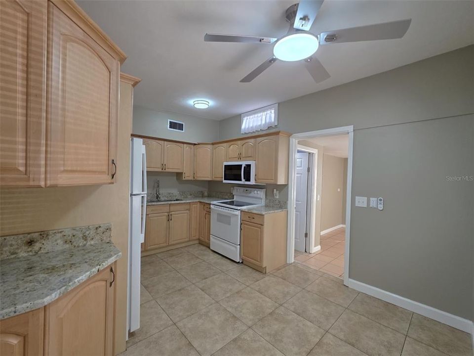 待售: $295,000 (3 贝兹, 2 浴室, 937 平方英尺)