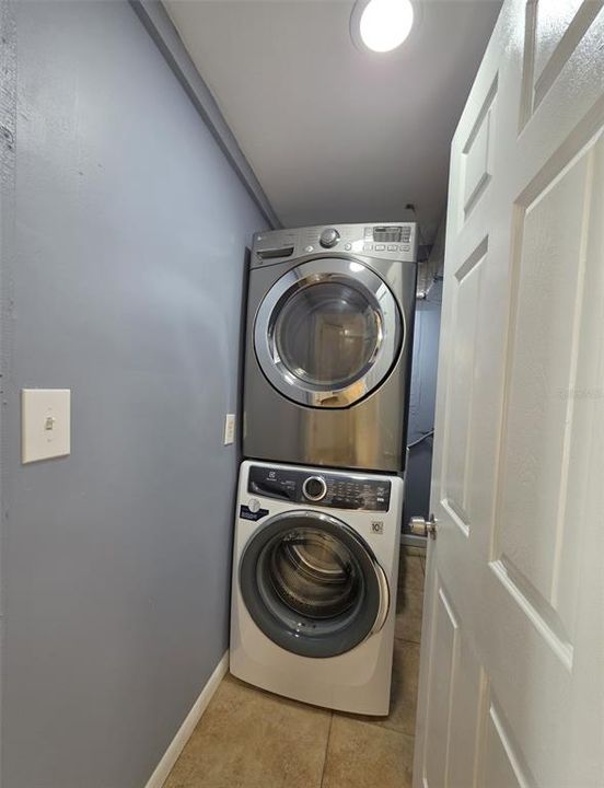 待售: $295,000 (3 贝兹, 2 浴室, 937 平方英尺)