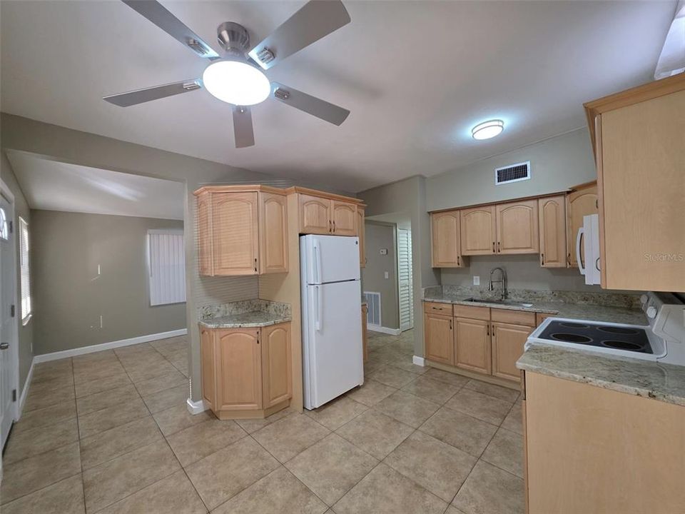 待售: $295,000 (3 贝兹, 2 浴室, 937 平方英尺)