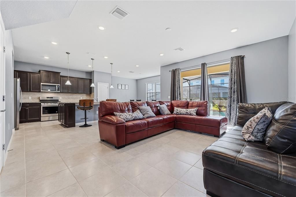 For Sale: $499,000 (5 beds, 4 baths, 2492 Square Feet)