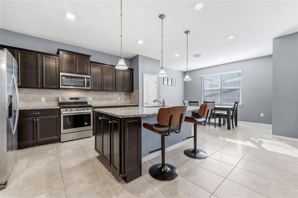 For Sale: $499,000 (5 beds, 4 baths, 2492 Square Feet)