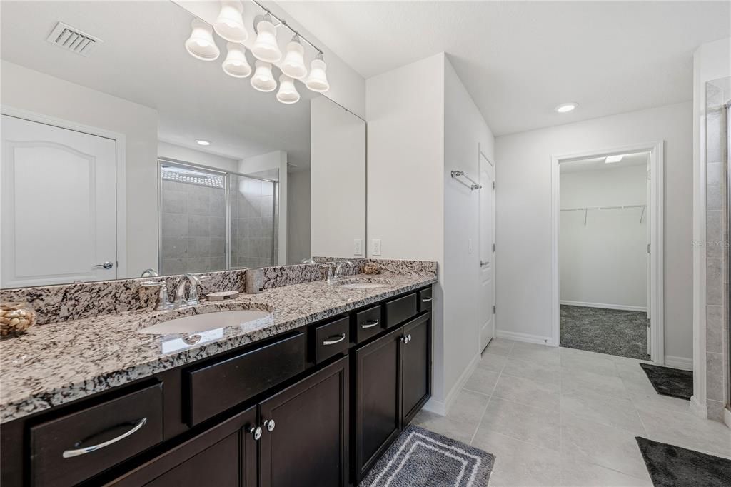 For Sale: $499,000 (5 beds, 4 baths, 2492 Square Feet)