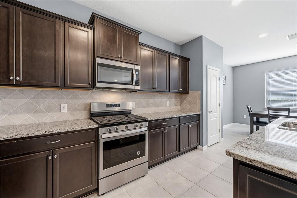 For Sale: $499,000 (5 beds, 4 baths, 2492 Square Feet)