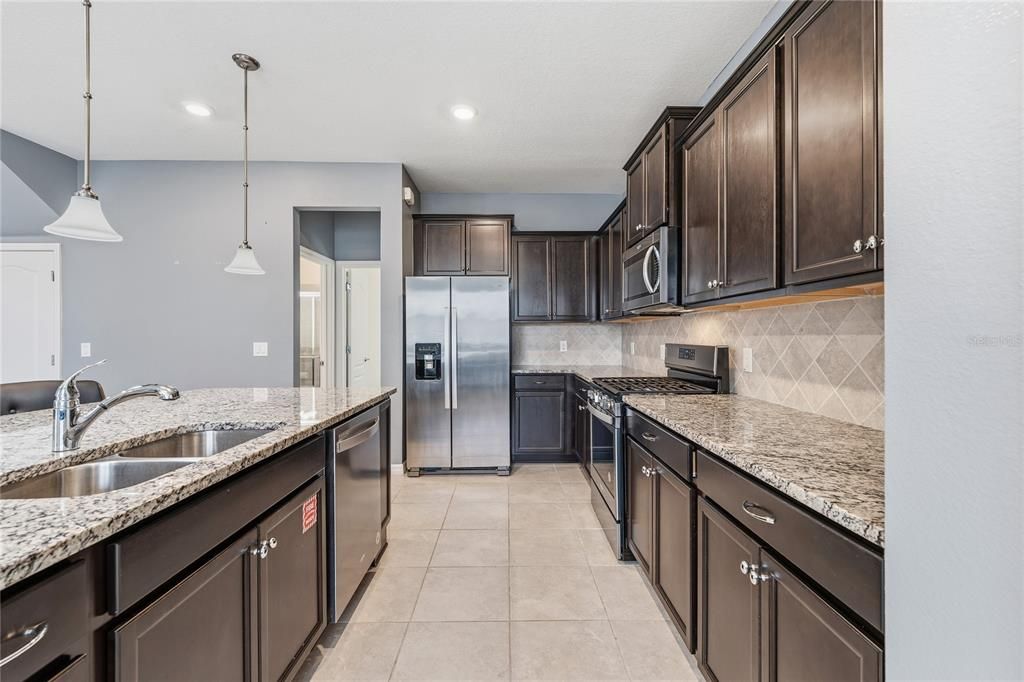 For Sale: $499,000 (5 beds, 4 baths, 2492 Square Feet)