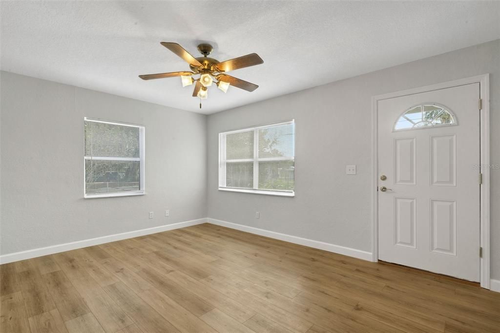 For Sale: $249,900 (2 beds, 1 baths, 792 Square Feet)