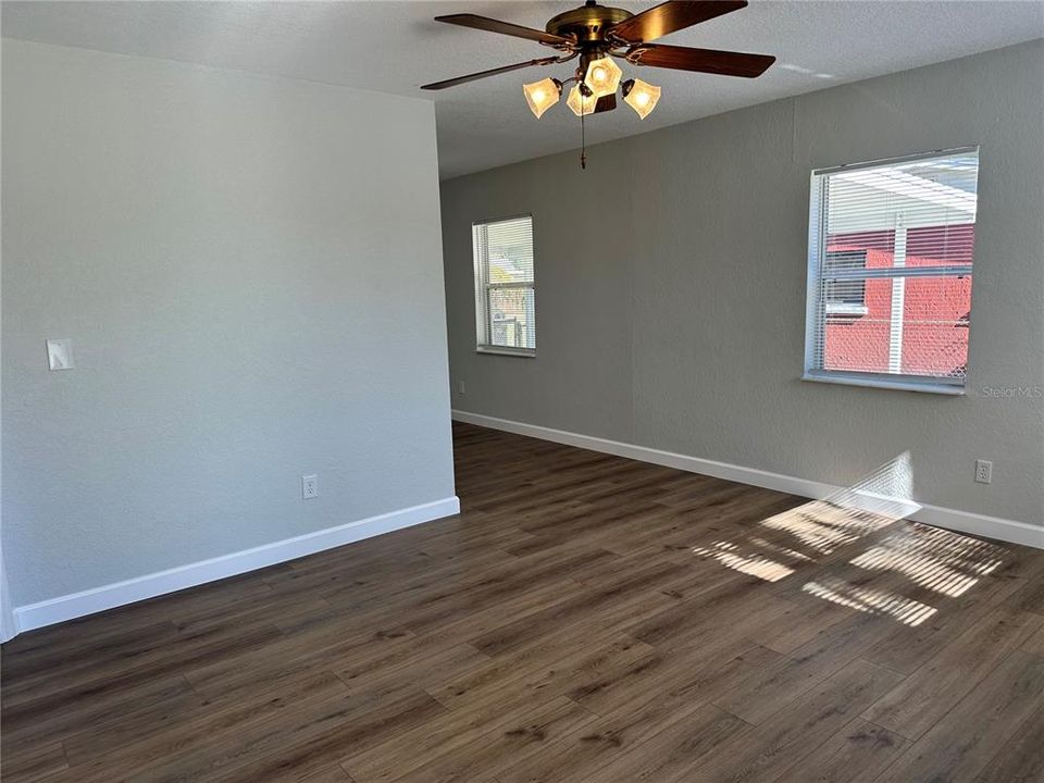 For Sale: $249,900 (2 beds, 1 baths, 792 Square Feet)