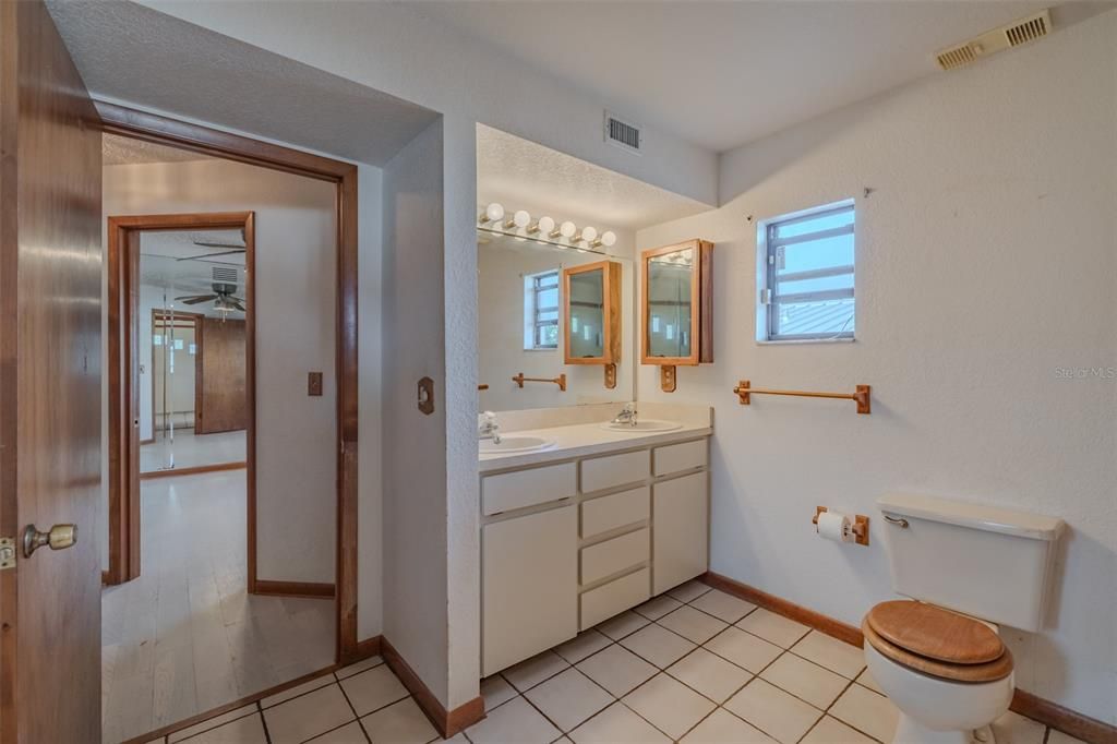 待售: $675,000 (4 贝兹, 2 浴室, 2329 平方英尺)