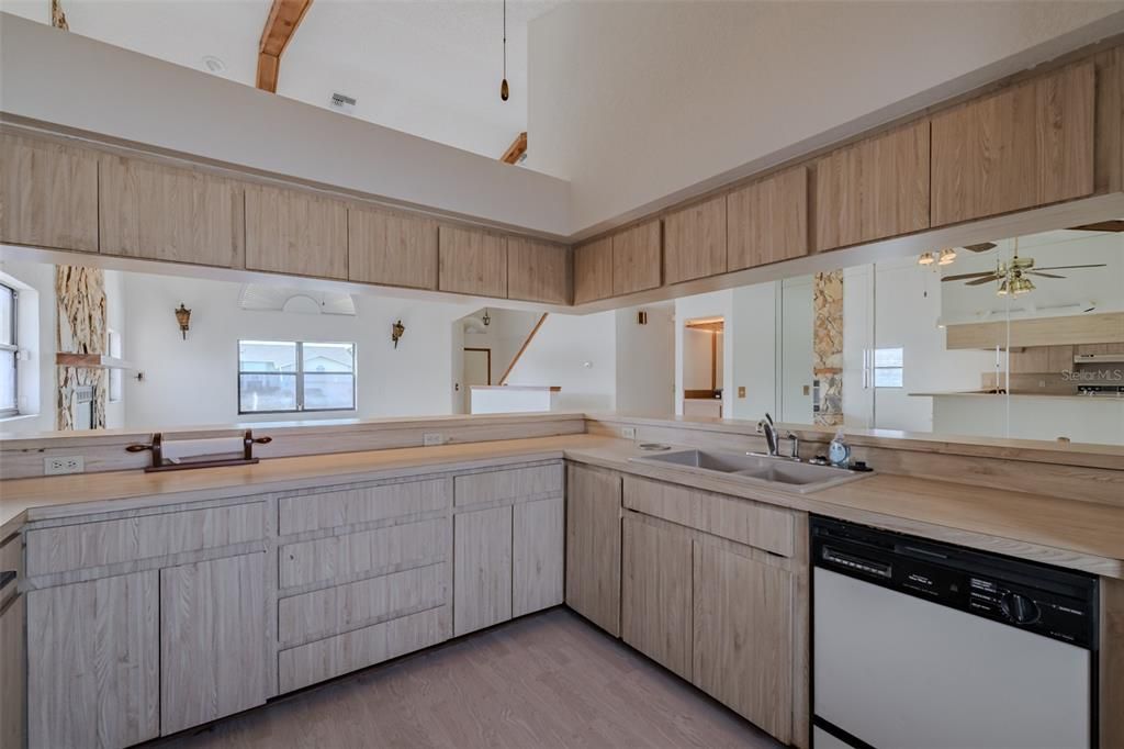 待售: $675,000 (4 贝兹, 2 浴室, 2329 平方英尺)