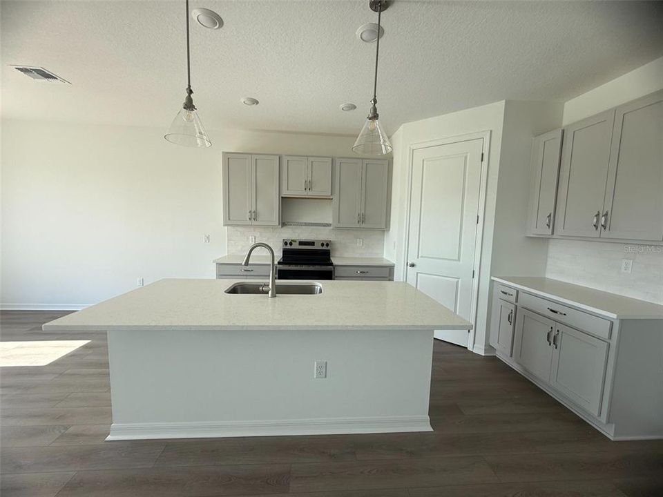 待售: $499,990 (5 贝兹, 3 浴室, 2725 平方英尺)