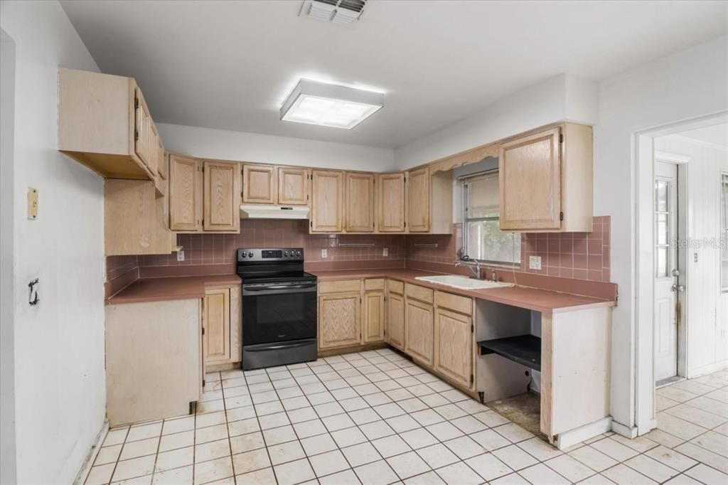 Под контрактом: $139,900 (2 спален, 2 ванн, 1218 Квадратных фут)