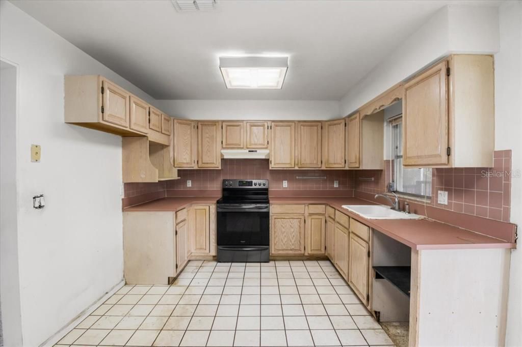 Под контрактом: $139,900 (2 спален, 2 ванн, 1218 Квадратных фут)