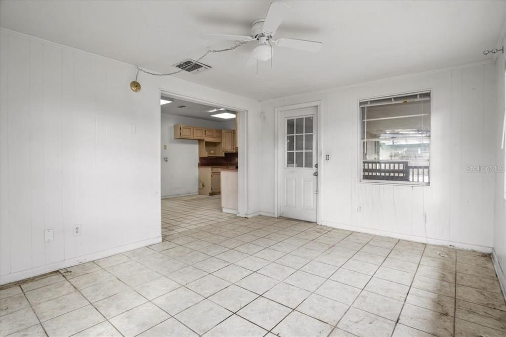 Под контрактом: $139,900 (2 спален, 2 ванн, 1218 Квадратных фут)