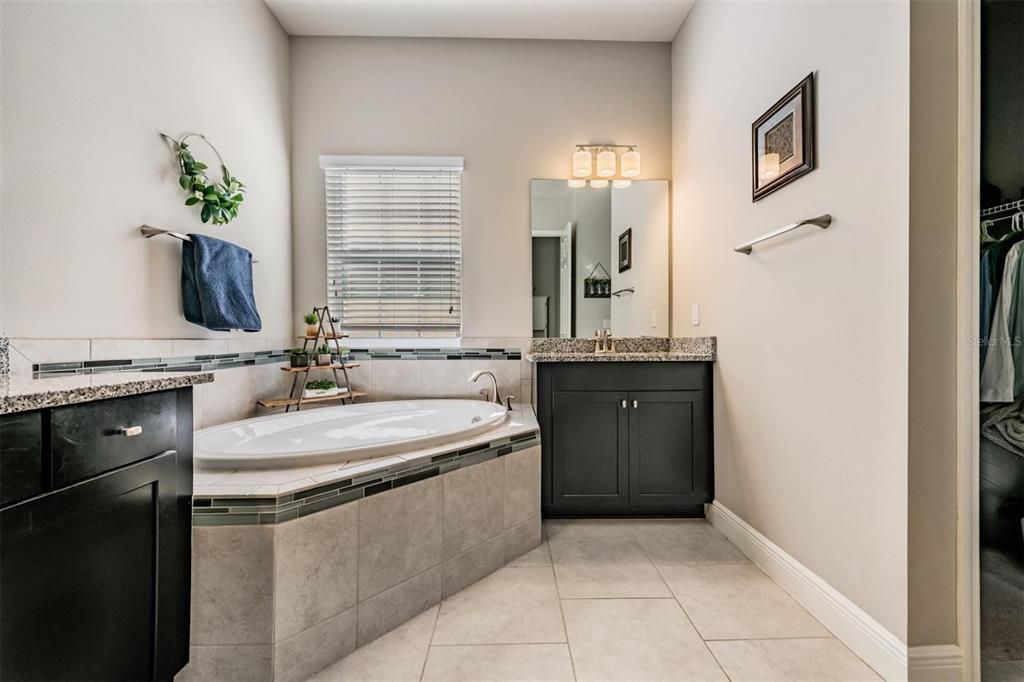 For Sale: $539,900 (4 beds, 3 baths, 2562 Square Feet)