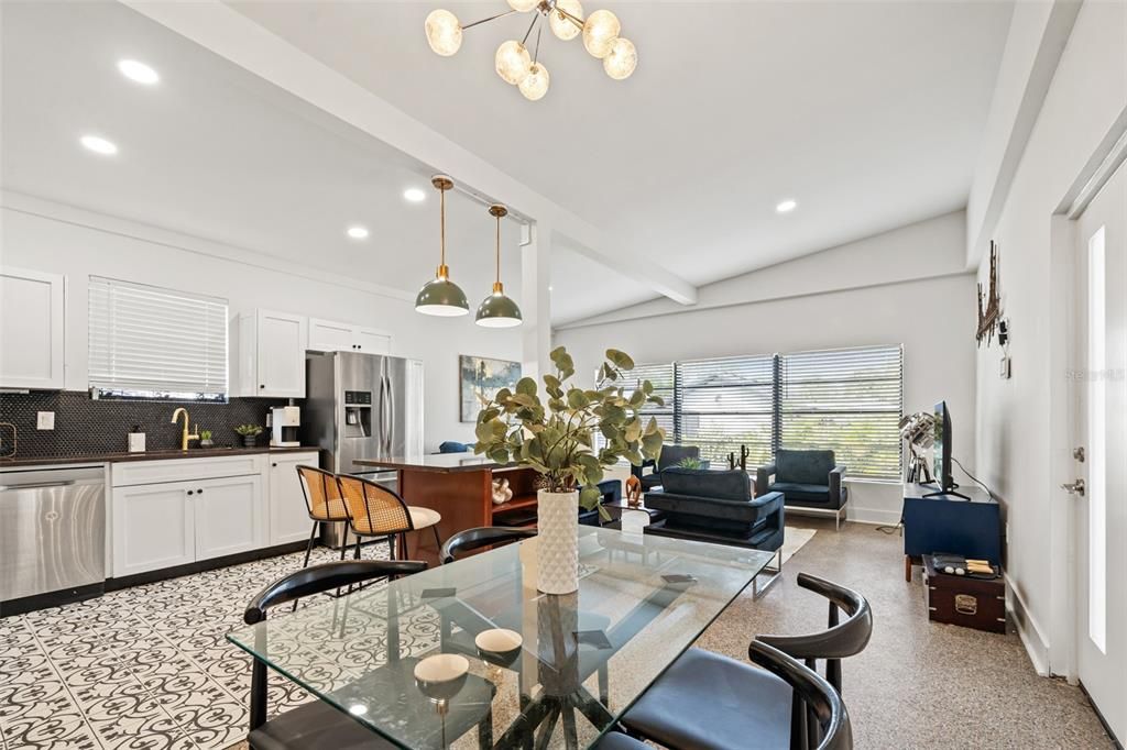 En Venta: $650,000 (2 camas, 2 baños, 1208 Pies cuadrados)