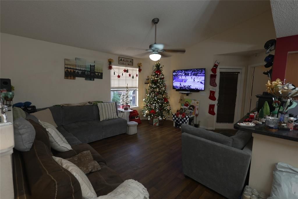 For Sale: $165,000 (2 beds, 2 baths, 932 Square Feet)