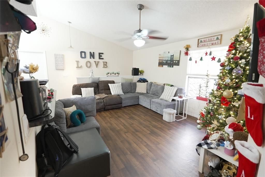 For Sale: $165,000 (2 beds, 2 baths, 932 Square Feet)