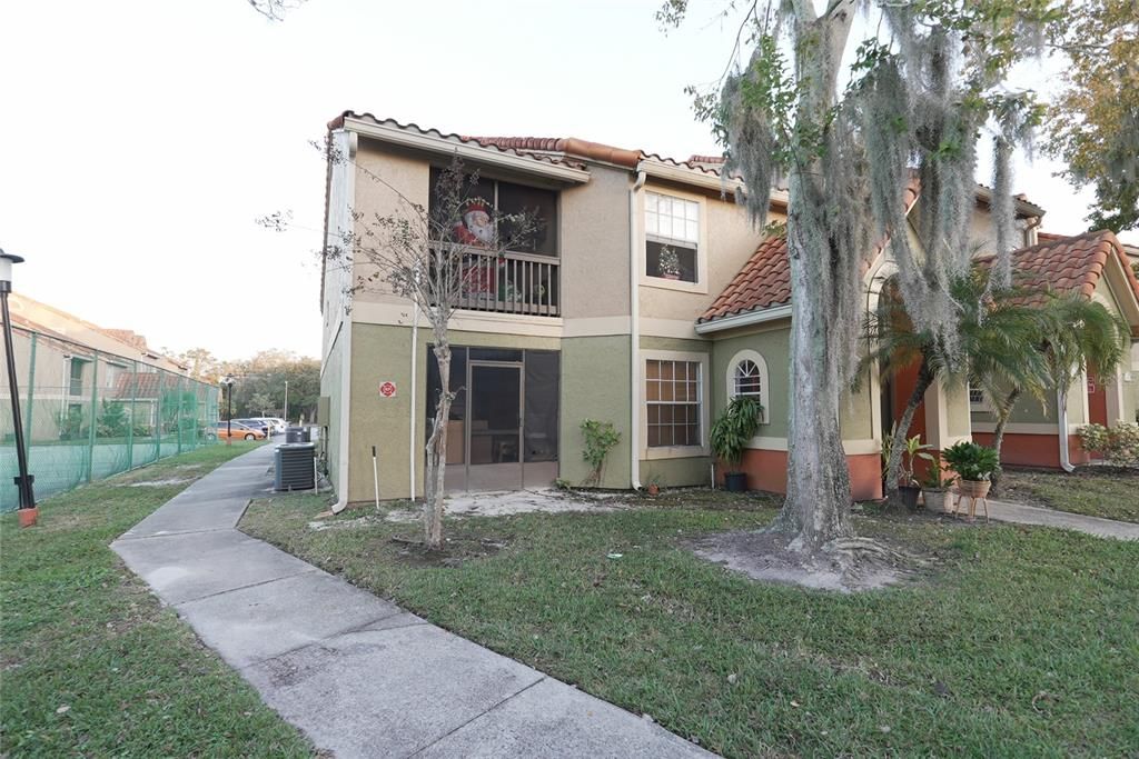For Sale: $165,000 (2 beds, 2 baths, 932 Square Feet)